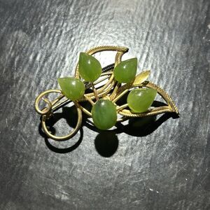 Vintage Gold Tone Green Stone Floral Brooch Pin - Jade?
